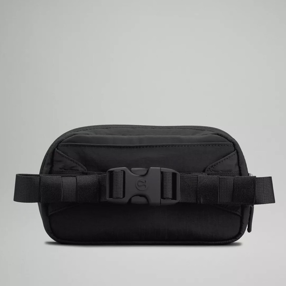 Lululemon Everywhere Belt Bag Mini All Black - Picture 3 of 6